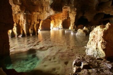 Interior de la Cova Tallada