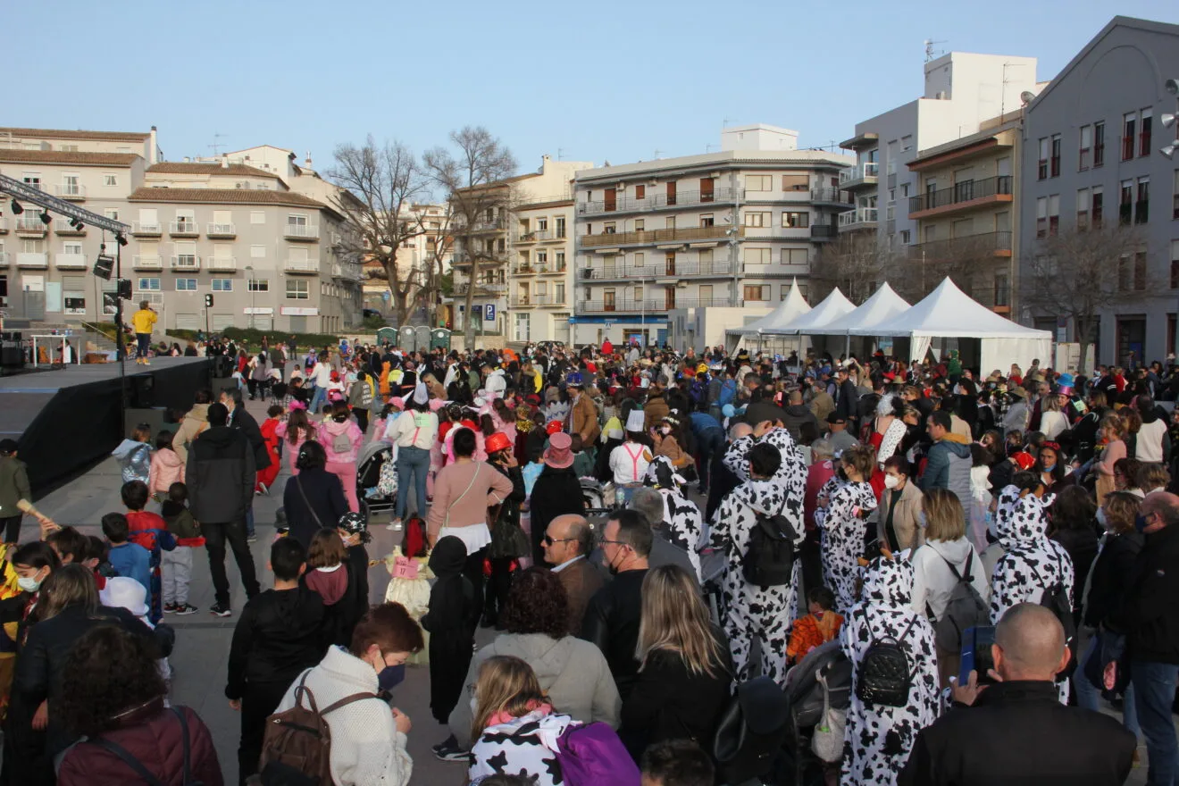 Actuación en la plaza de la Constitución tras el desfile