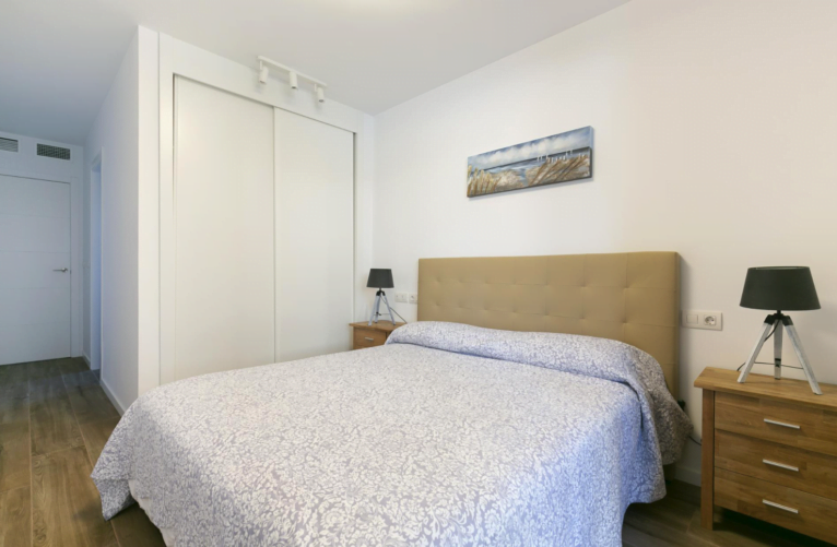 Dormitorio con armario empotrado del apartamento de Quality Rent a Villa