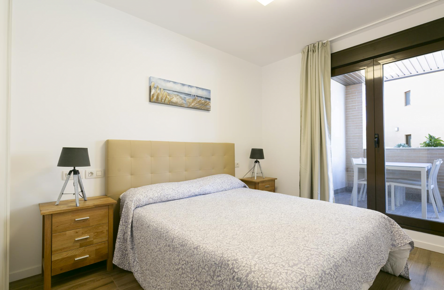 Dormitorio con cama de matrimonio del apartamento disponible con Quality Rent a Villa