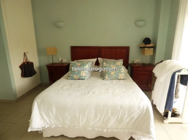 Dormitorio con salida a la terraza del apartamento disponible con Belén Quiroga