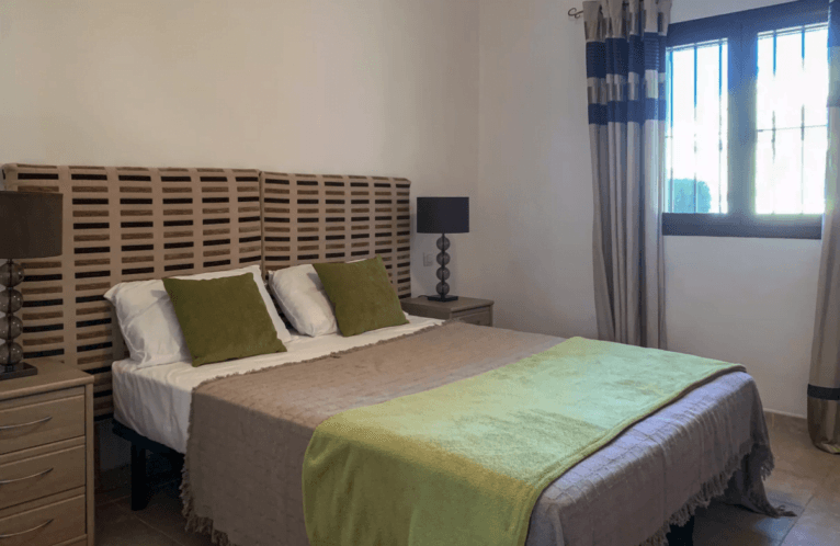 Dormitorio de esta villa en venta con Vicens Ash Properties