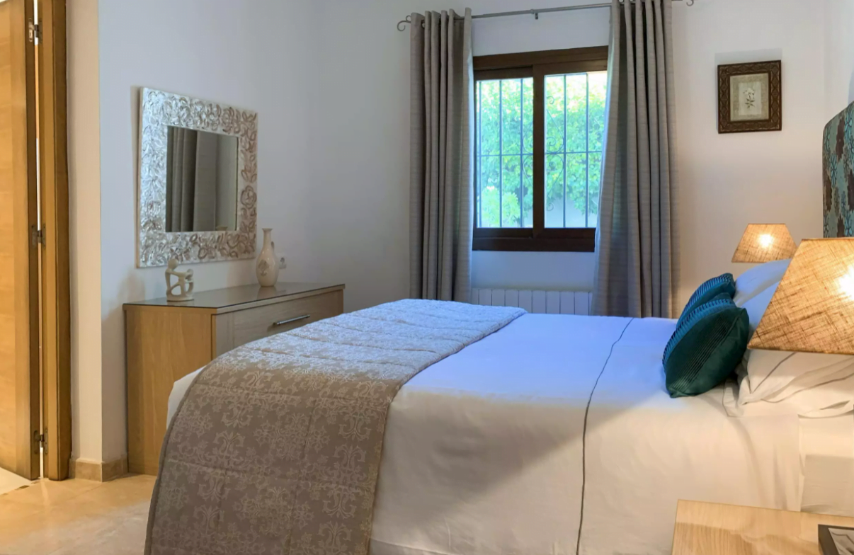 Dormitorio de la villa disponible con Vicens Ash Properties