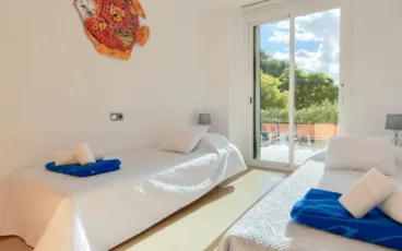 Dormitorio doble con salida a la terraza del apartamento disponible con con Aguila Rent a Villa