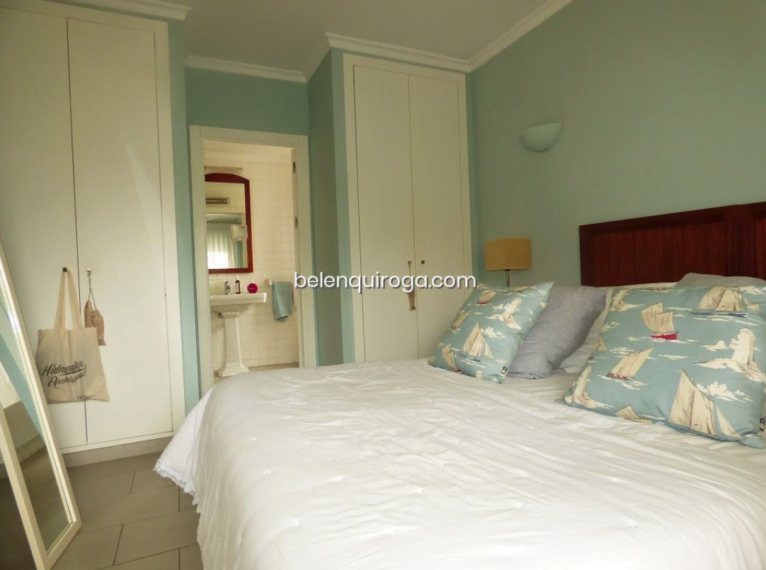 Dormitorio principal con baño en suite del apartamento de Belén Quiroga