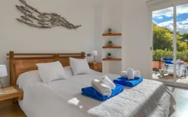 Dormitorio principal del apartamento disponible para alquiler con con Aguila Rent a Villa