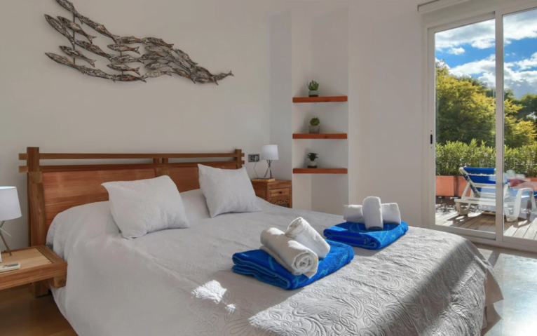 Dormitorio principal del apartamento disponible para alquiler con con Aguila Rent a Villa