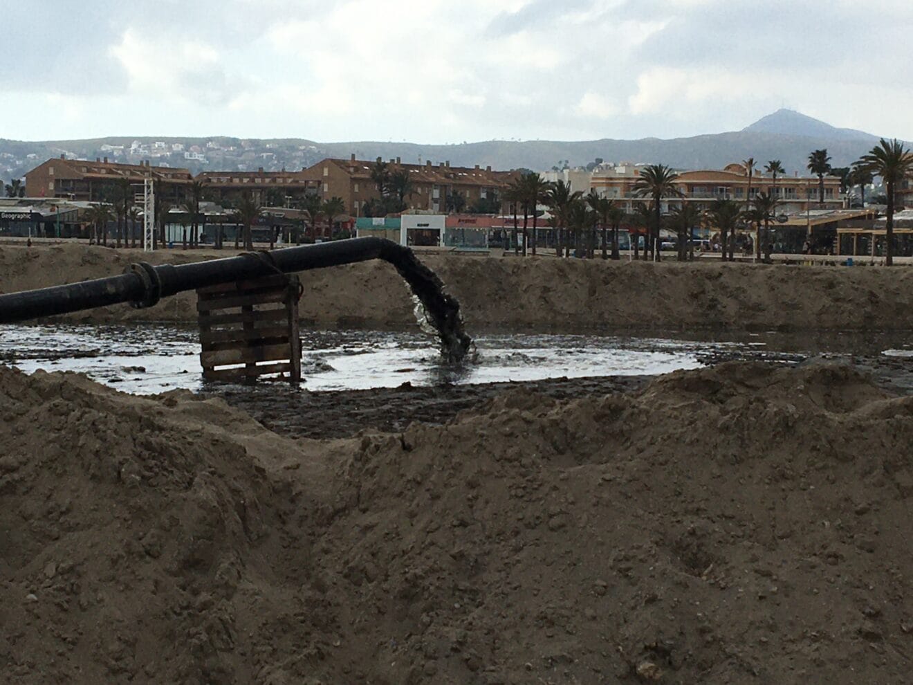 Draga del canal de la Fontana en la playa del Arenal