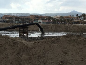 Draga del canal de la Fontana en la playa del Arenal