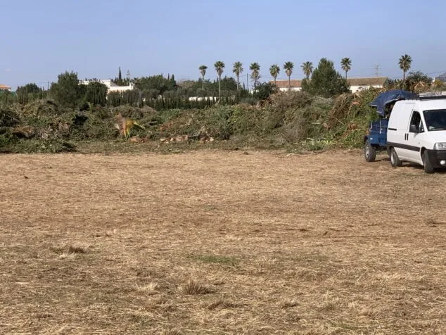 Imagen: Empresa de jardinería deposita residuos en la parcela habilitada de Xàbia