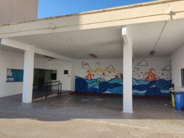 Entrada al edificio principal del CEIP Mediterrània