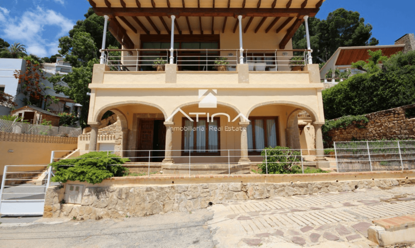 Exterior de la villa disponible con Atina Inmobiliaria
