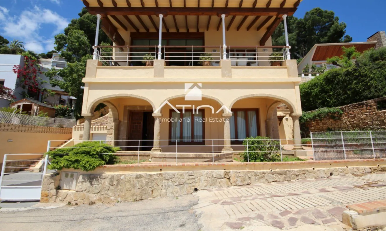 Exterior de la villa disponible con Atina Inmobiliaria