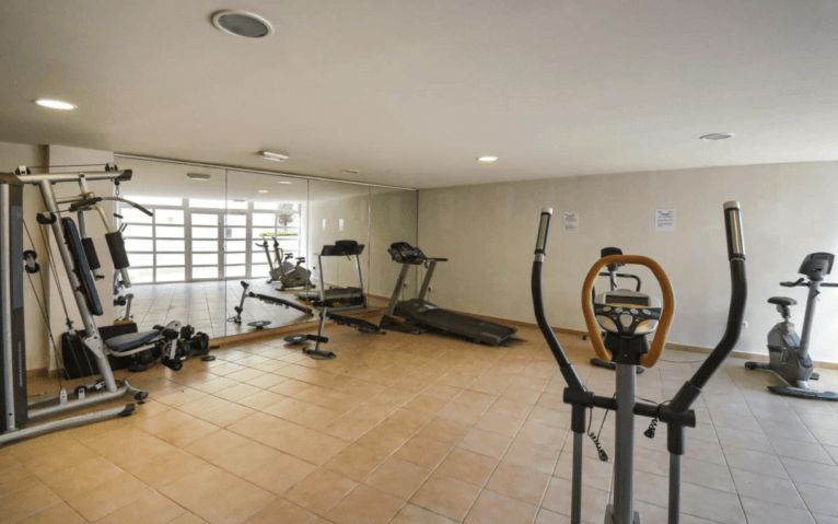 Gimnasio comunitario de los apartamentos Golden Garden - Aguila Rent a Villa