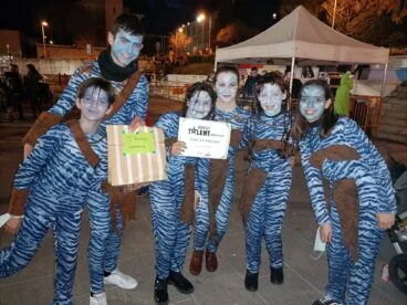 Grupo de jóvenes al conseguir el tercer premio