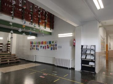 Interior de la entrada principal del centro escolar Mediterrània
