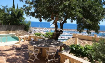 Jardín de la villa  con vistas al puerto de Jávea, en venta con Atina Inmobiliaria