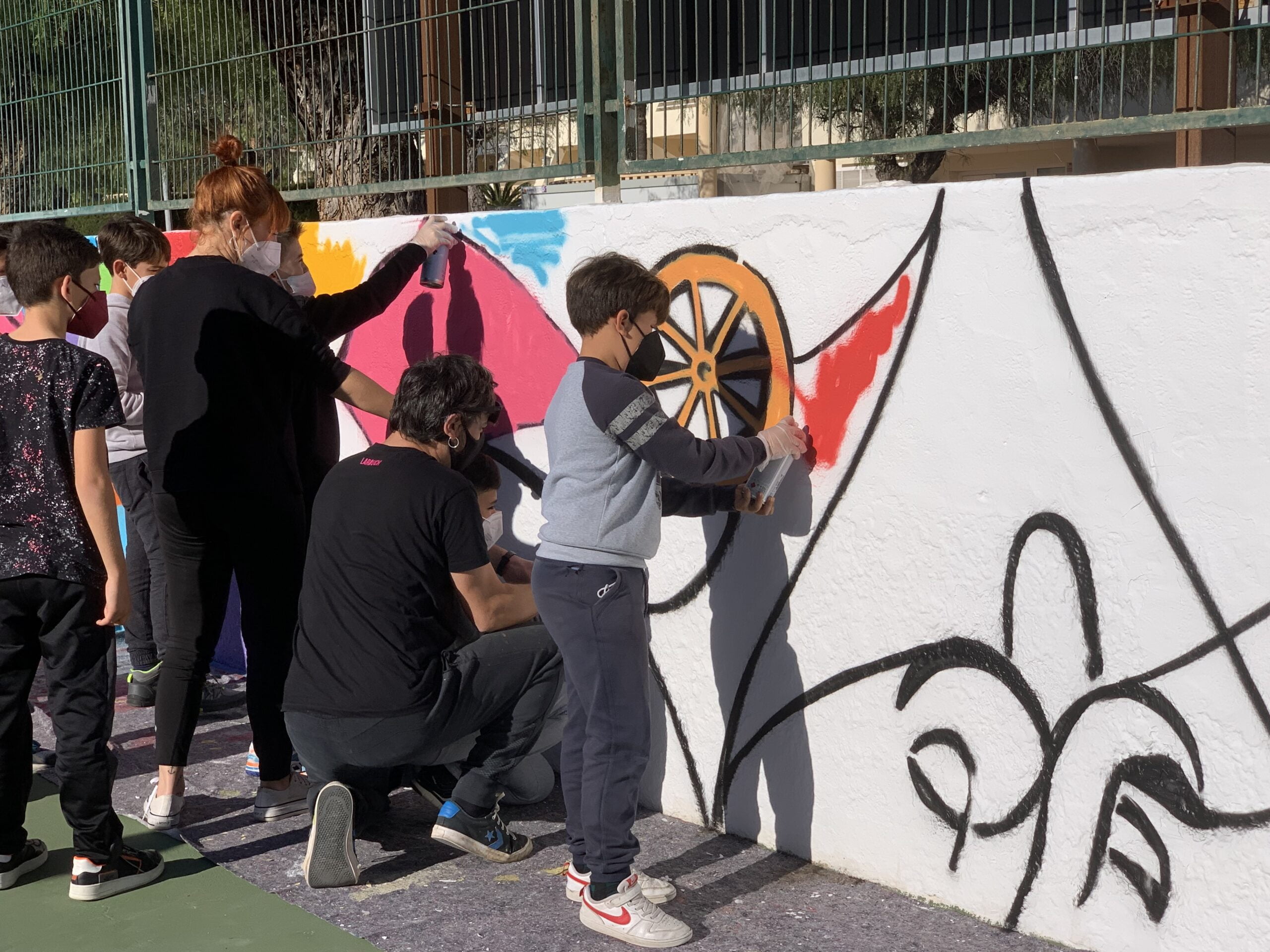 Los alumnos del Port de Xàbia inician la técnica del grafitti