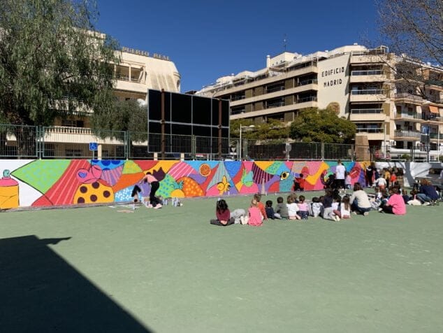 Imagen: Los estudiantes del CEIP Port de Xàbia confeccionan el mural del patio