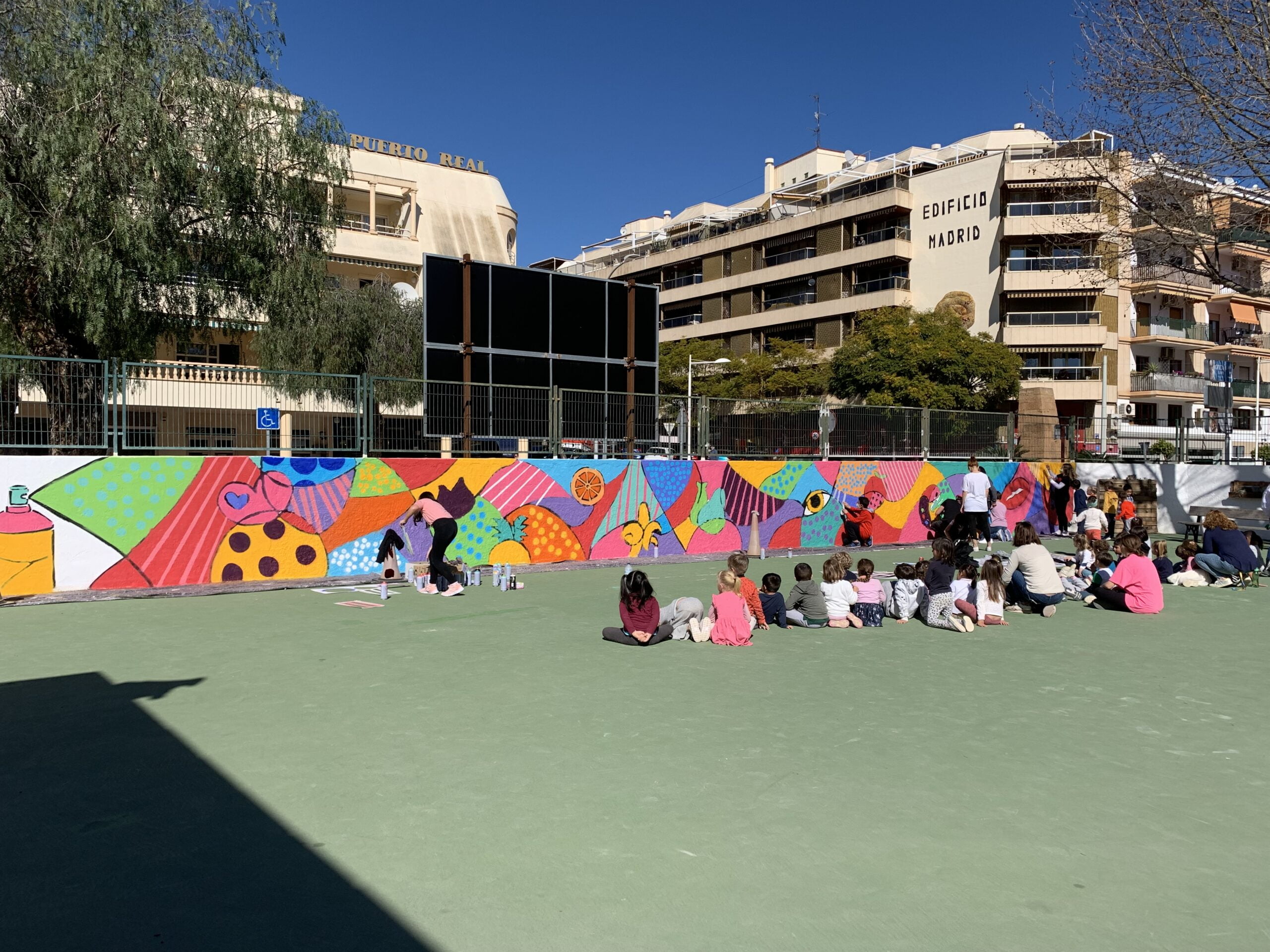 Los estudiantes del CEIP Port de Xàbia confeccionan el mural del patio