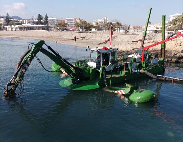Imagen: Máquina extrayendo las algas y lodo del canal de la fontana
