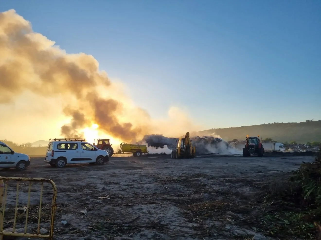 Maquinaria trabajando en la extinción del incendio de Ramblars