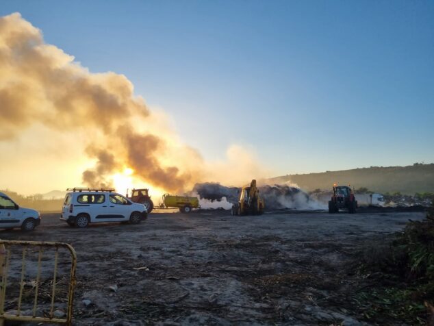 Imagen: Maquinaria trabajando en la extinción del incendio de Ramblars