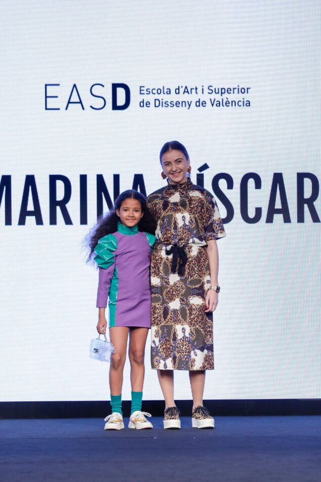 Imagen: Marina Tiscar junto a la niña que luce su diseño infantil seleccionado