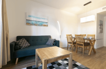 Moderno salón-comedor del apartamento disponible con Quality Rent a Villa