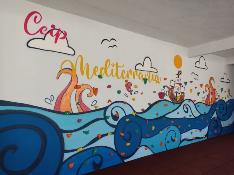 Mural painted at the entrance of the Mediterrània school