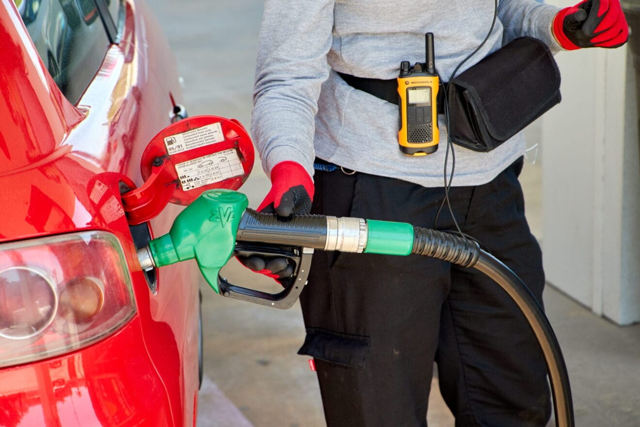 Operario en una gasolinera