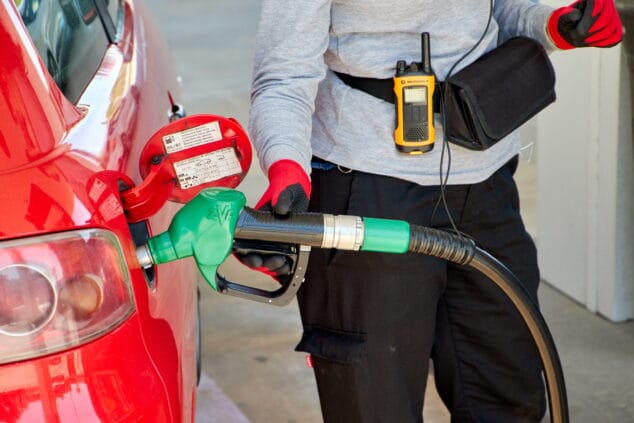 Imagen: Operario en una gasolinera