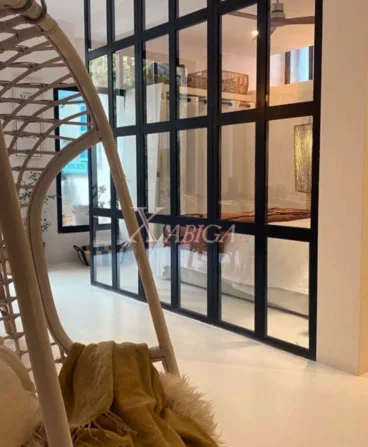 Pared de cristal estilo industrial de esta moderna casa en venta con Xabiga Inmobiliaria