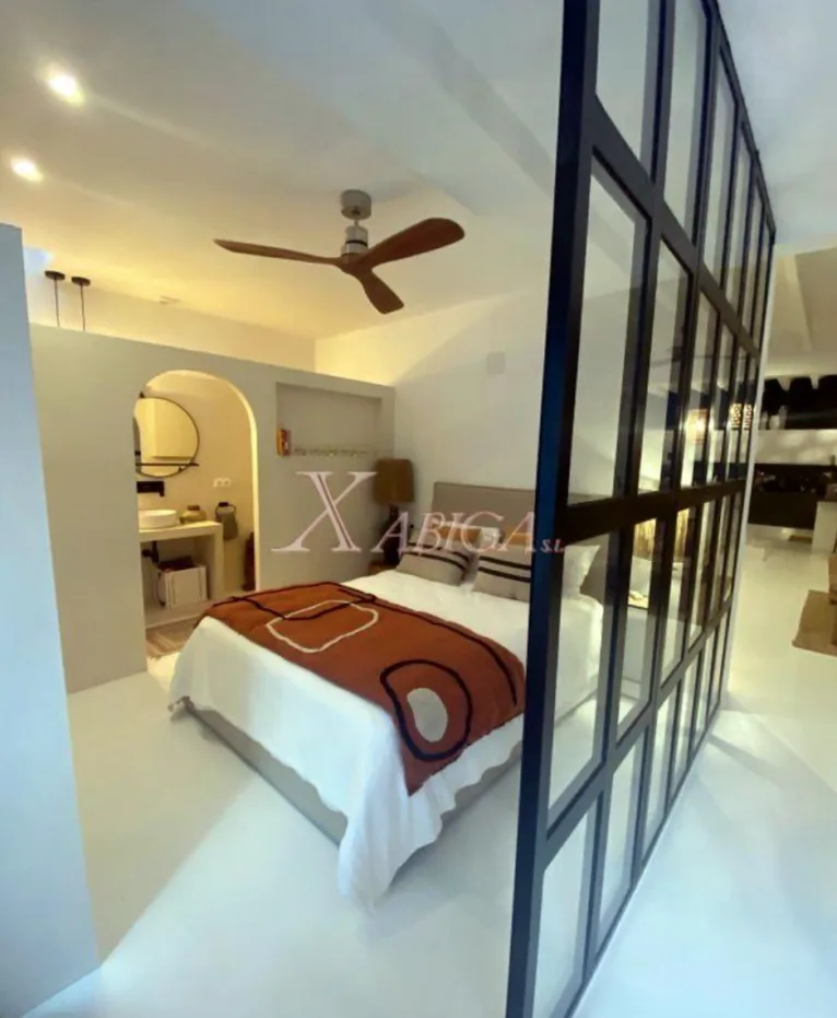 Pared de cristal estilo industrial para dividir espacios - Xabiga Inmobiliaria