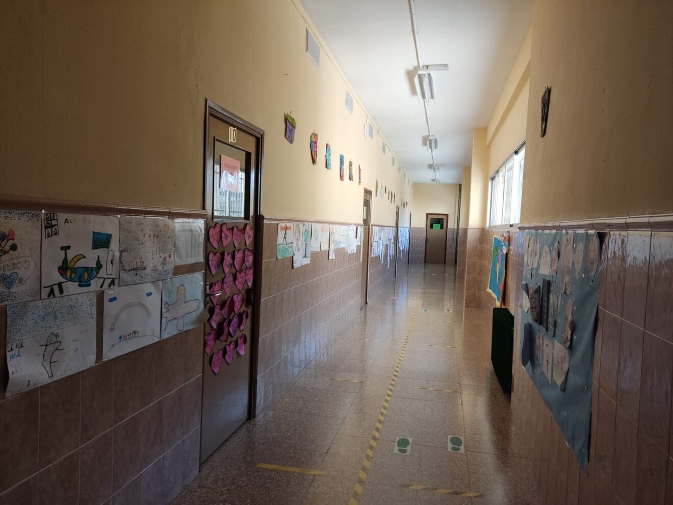 Pasillo del centro y acceso a las aulas