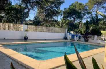 Piscina ideal para el verano de la villa en venta con Vicens Ash Properties