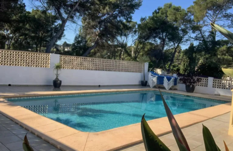 Piscina ideal para el verano de la villa en venta con Vicens Ash Properties
