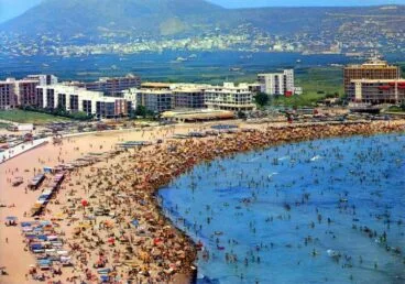 Playa del Arenal en 1977. Foto Xàbia Meravellosa- Mayo Rueda