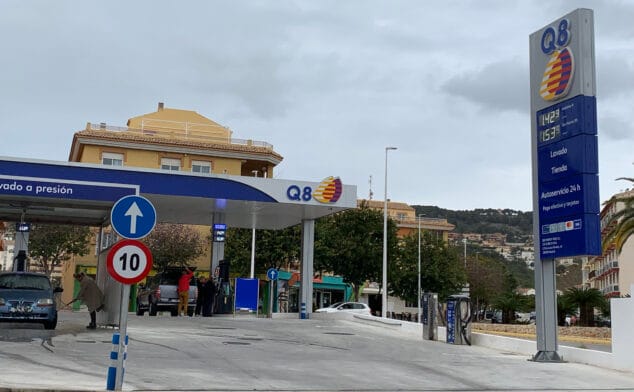 Imagen: Precios del combustible en una gasolinera de Xàbia el viernes 25 de febrero de 2022
