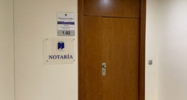 Puerta de la notaría Almazán & Millet