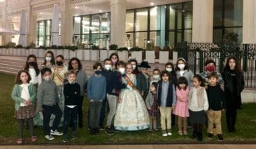Representantes de Fogueres Xàbia con los miembros infantiles de la Falla José Benlliure