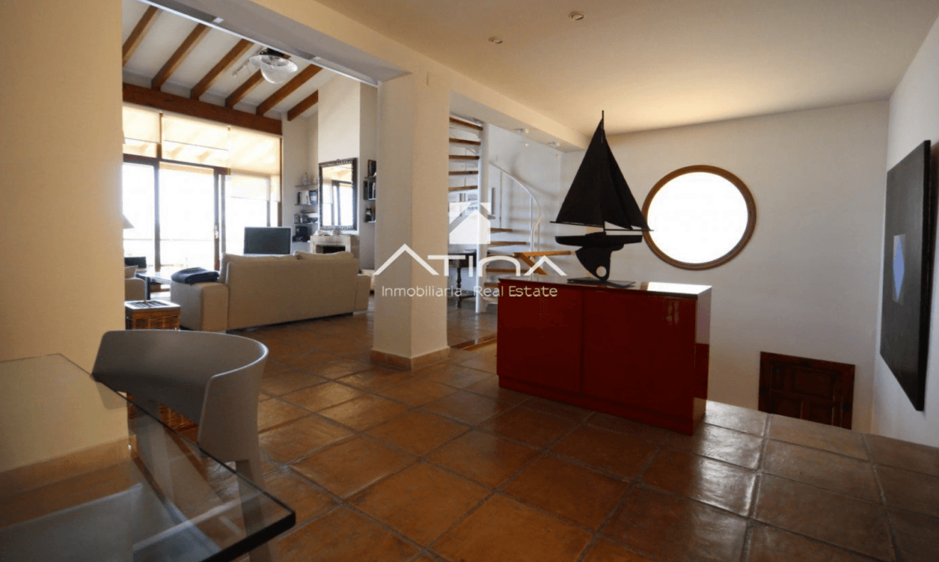 Salón-comedor abierto de esta villa de lujo en venta con Atina Inmobiliaria