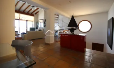 Salón-comedor abierto de esta villa de lujo en venta con Atina Inmobiliaria