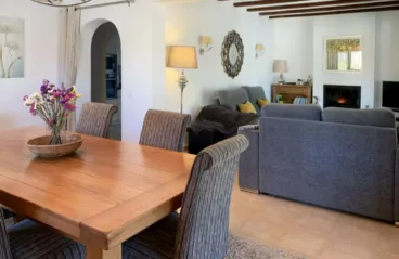 Salón-comedor de la villa disponible con Vicens Ash Properties
