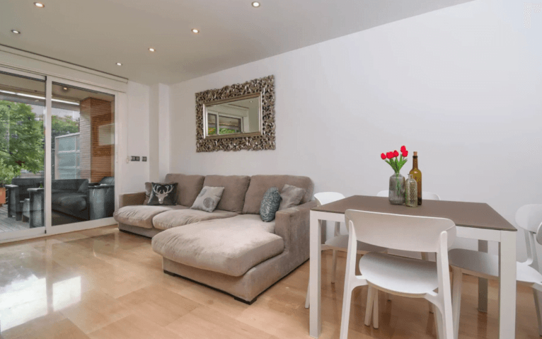 Salón-comedor del apartamento disponible para su alquiler con con Aguila Rent a Villa
