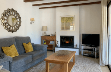 Salón con chimenea de la villa disponible con Vicens Ash Properties