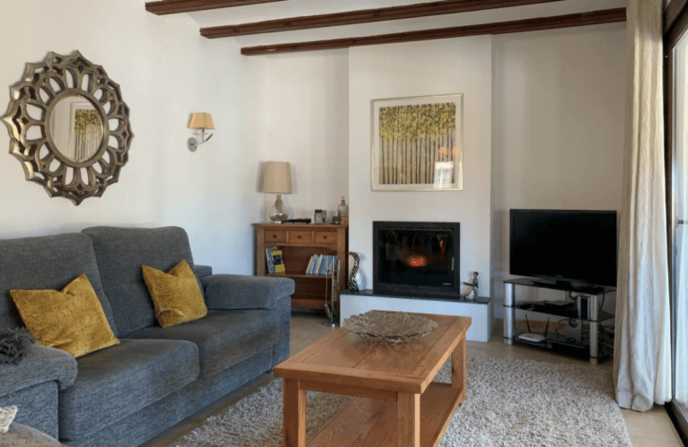 Salón con chimenea de la villa disponible con Vicens Ash Properties
