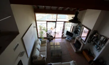 Salón de la casa visto desde arriba, con impresionantes vistas al puerto de Jávea – Atina Inmobiliaria