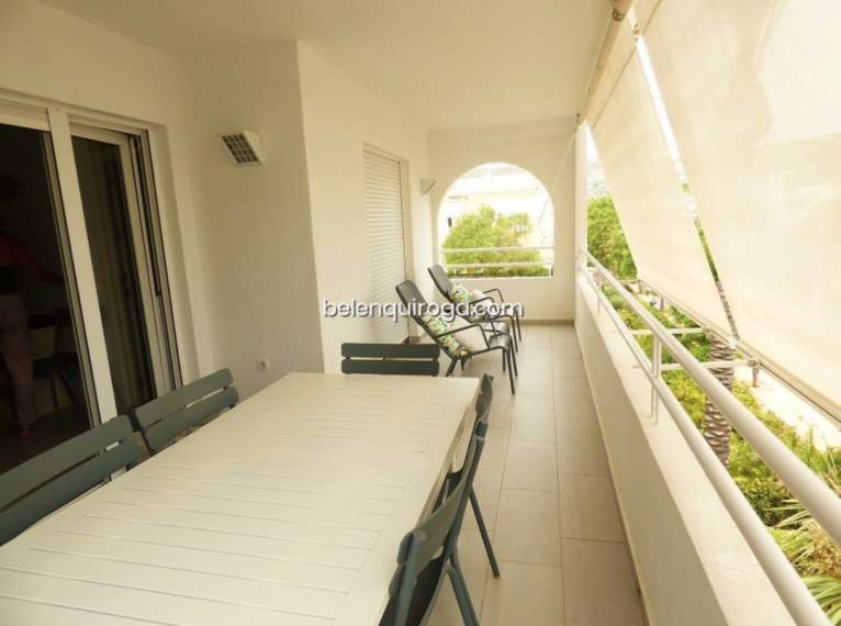 Terraza con mesa, sillas y hamacas del apartamento disponible con Belén Quiroga