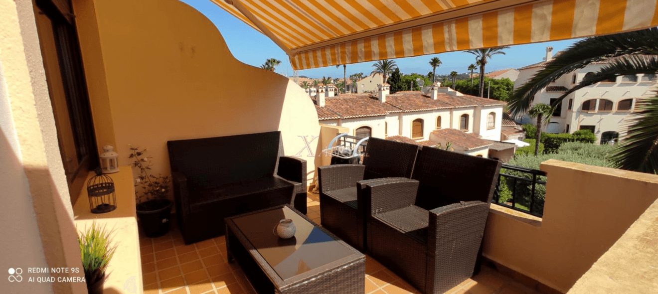 Terraza con mobiliario exterior del apartamento en venta con Xabiga Inmobiliaria